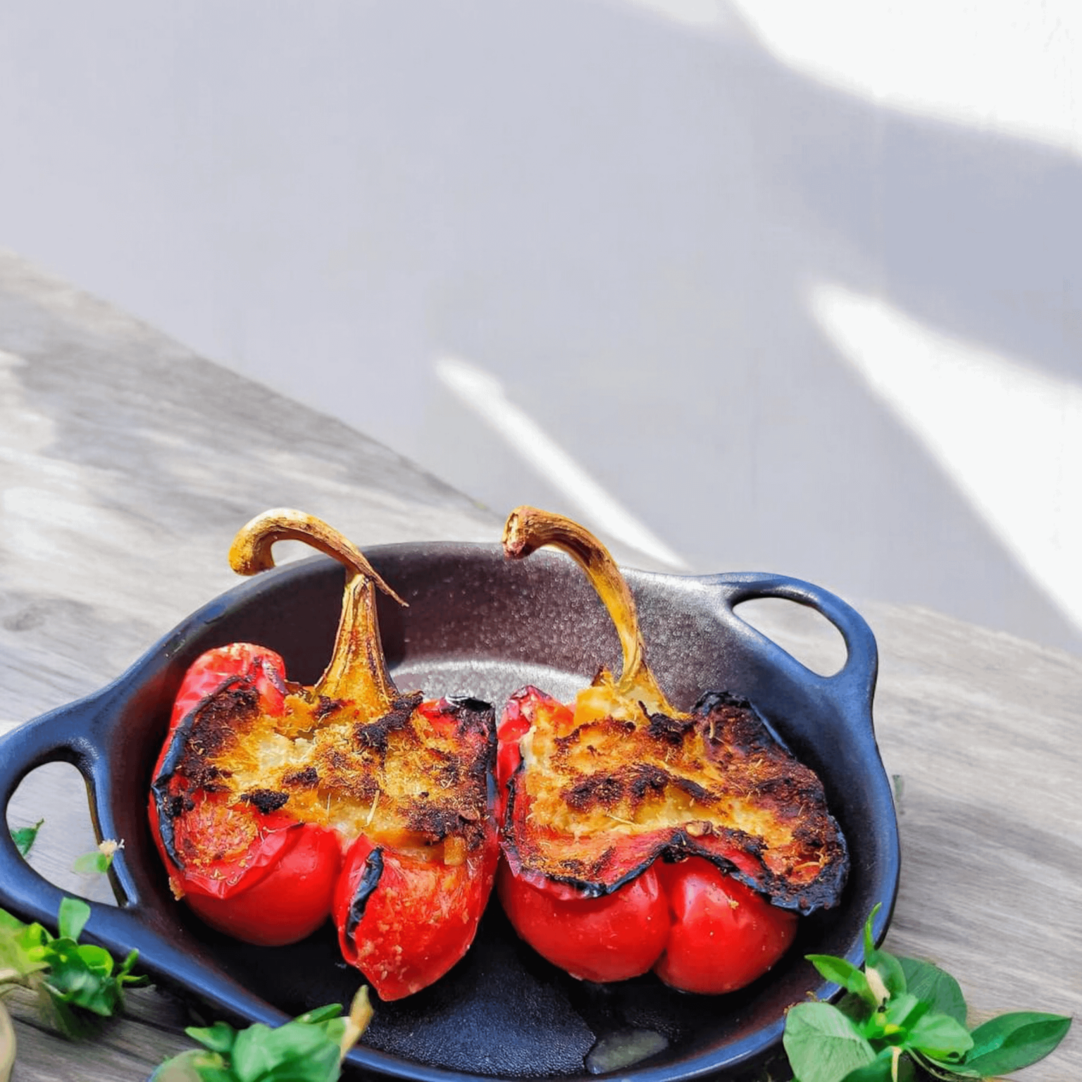 Mit Bechamel gefüllte rote Paprika Mit Bechamel gefüllte rote Paprika