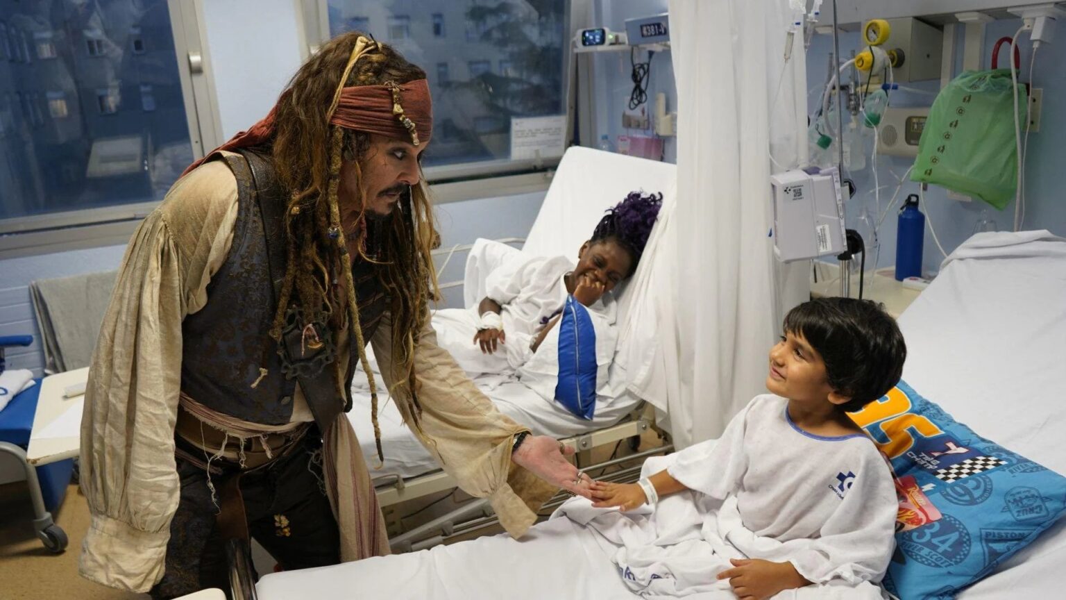 Johnny Depp überrascht die Kinder des Donostia-Krankenhauses als Jack Sparrow verkleidet