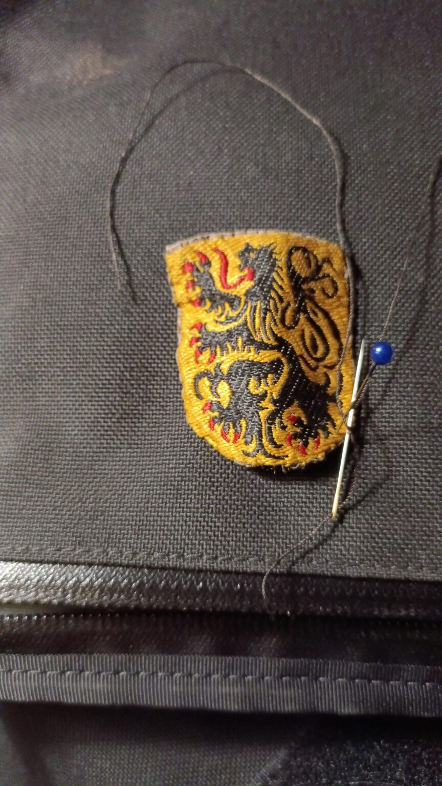 Ich habe einen flämischen Löwenfleck gefunden, der meinem Großvater gehörte, und möchte ihn auf eine Tasche kleben. Aber wäre es mit irgendwelchen politischen Fragen verbunden? Ich zögere