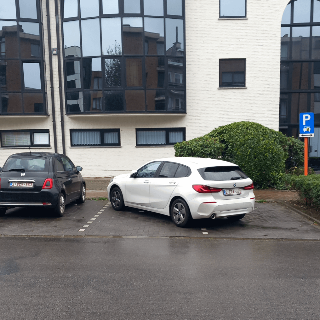 Ich habe dieses Auto auf zwei Fahrspuren geparkt gefunden. Passiert das normalerweise in Belgien?