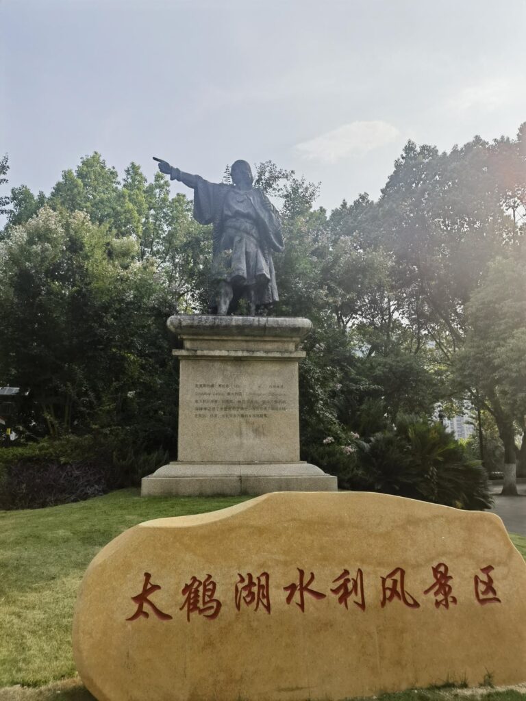 Ich bin in meiner Heimatstadt in China auf eine Statue von Christoph Kolumbus gestoßen und fand sie merkwürdig