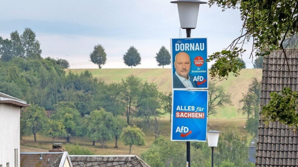 Hanna Liubakova: „Der deutsche Geschäftsmann und rechtsextreme @AfD-Abgeordnete Jörg Dornau rekrutierte laut einer Untersuchung des unabhängigen Mediums Reform belarussische politische Gefangene, um auf seiner Zwiebelplantage in der Nähe von Lida in #Belarus zu arbeiten. Er zahlte ihnen 5 Euro pro Tag und beaufsichtigte ihre Arbeit persönlich.“ Hanna Liubakova: „Der deutsche Geschäftsmann und rechtsextreme @AfD-Abgeordnete Jörg Dornau rekrutierte laut einer Untersuchung des unabhängigen Mediums Reform belarussische politische Gefangene, um auf seiner Zwiebelplantage in der Nähe von Lida in #Belarus zu arbeiten. Er zahlte ihnen 5 Euro pro Tag und beaufsichtigte ihre Arbeit persönlich.“