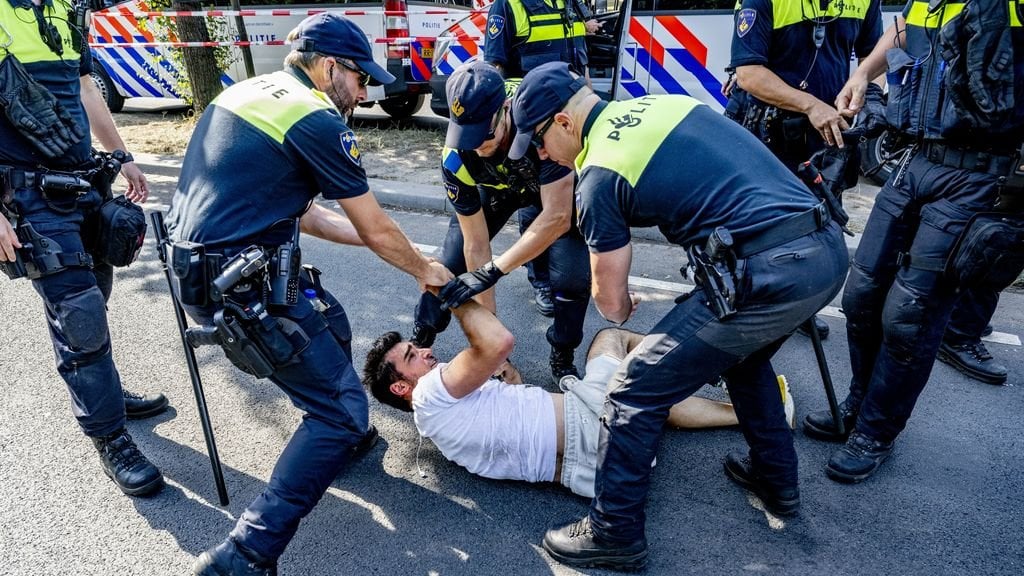 Die Polizei sei „unverhältnismäßig“ gegen Klimademonstranten vorgegangen, urteilt das Komitee