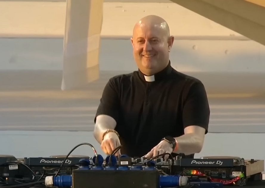 Padre Guilherme, der DJ-Priester, der Techno-Beats mit dem Gospel mischt