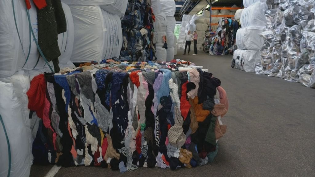 Der Markt sammelte an seinem Ende Kleidung, Textilvorräte bis zur Decke