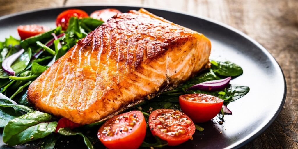 Der Verzehr von Fisch kann zum Schutz vor kognitivem Verfall, Demenz und Alzheimer beitragen. Ein höherer Fischkonsum war mit einem um 18 % verringerten Risiko einer kognitiven Beeinträchtigung verbunden, wobei die deutlichste Verringerung bei Menschen beobachtet wurde, die etwa 150 Gramm (etwa 5,3 Unzen) Fisch pro Tag aßen. Der Verzehr von Fisch kann zum Schutz vor kognitivem Verfall, Demenz und Alzheimer beitragen. Ein höherer Fischkonsum war mit einem um 18 % verringerten Risiko einer kognitiven Beeinträchtigung verbunden, wobei die deutlichste Verringerung bei Menschen beobachtet wurde, die etwa 150 Gramm (etwa 5,3 Unzen) Fisch pro Tag aßen.