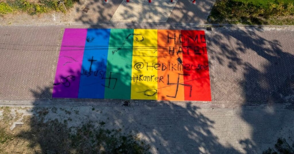 Slogans und Hakenkreuz auf dem Regenbogen-Zebrastreifen in Appingedam