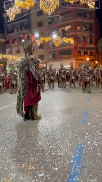 Gruppe der Wilden bei der Parade am 6. Tag. Mauren und Christen von Villena (Alicante) 2024.