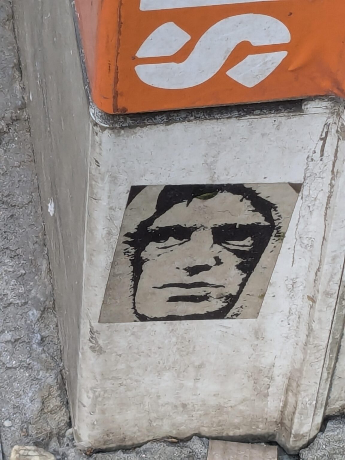 Weiß jemand, was dieser Aufkleber bedeutet? Ich habe ein paar davon in Antwerpen gesehen.