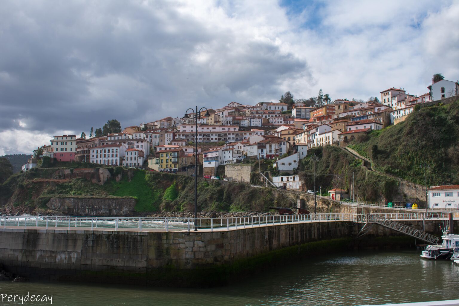 Lastres, Asturien, die Stadt des ernsthaften Doktor Mateo.
