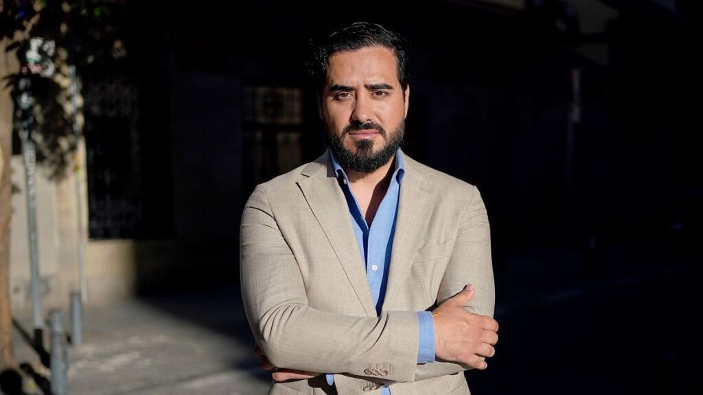Der spanische Europaabgeordnete Alvise Pérez gibt zu, im Zuge einer illegalen Wahlkampffinanzierungsermittlung 100.000 Euro Bargeld erhalten zu haben