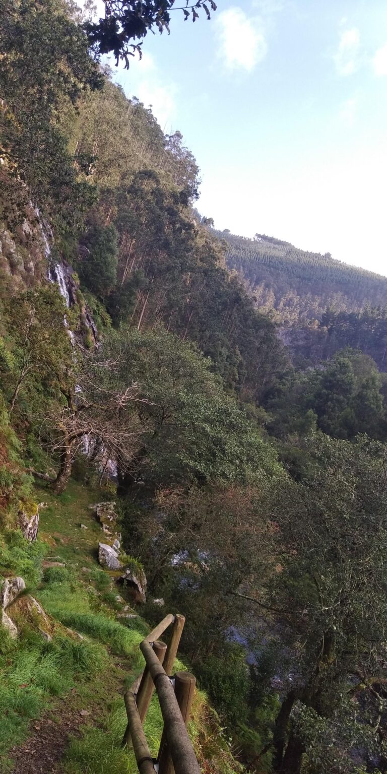 Weg neben der Straße, Estaca de Bares, Galizien