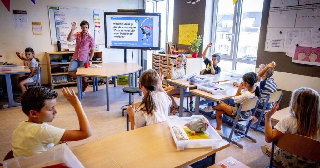 Die Regierung möchte, dass die Schule Lehrern, die mehr arbeiten wollen, einen Bonus gewährt, stellt dafür aber kein Geld zur Verfügung Die Regierung möchte, dass die Schule Lehrern, die mehr arbeiten wollen, einen Bonus gewährt, stellt dafür aber kein Geld zur Verfügung