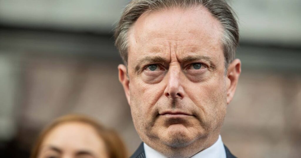 Bart De Wever macht starke Aussagen zum „Drecksverhalten“ von Spritztouristen in Antwerpen: „Fast immer junge Menschen mit Migrationshintergrund“ Bart De Wever macht starke Aussagen zum „Drecksverhalten“ von Spritztouristen in Antwerpen: „Fast immer junge Menschen mit Migrationshintergrund“