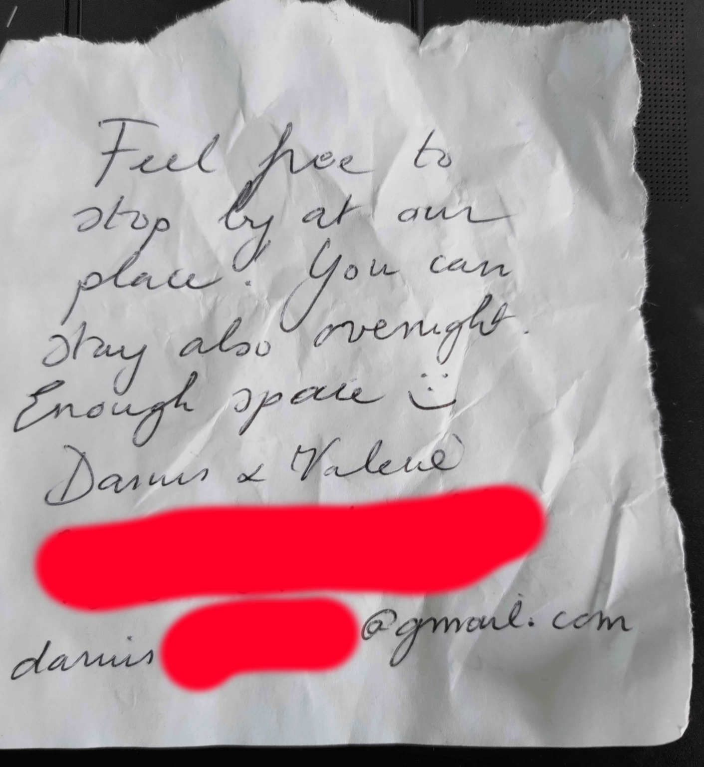 Wir haben gestern ein wirklich nettes Paar getroffen, das mit seinem Truck unterwegs war. Sie haben uns eine Flasche Wein vor unserem Wohnmobil hinterlassen, zusammen mit einer Notiz und der Einladung, auf ihrem Grundstück zu bleiben. Ich würde ihnen gerne danken, aber ich kann den Vornamen in der E-Mail nicht lesen – Bitte helfen Sie! Wir haben gestern ein wirklich nettes Paar getroffen, das mit seinem Truck unterwegs war. Sie haben uns eine Flasche Wein vor unserem Wohnmobil hinterlassen, zusammen mit einer Notiz und der Einladung, auf ihrem Grundstück zu bleiben. Ich würde ihnen gerne danken, aber ich kann den Vornamen in der E-Mail nicht lesen – Bitte helfen Sie!
