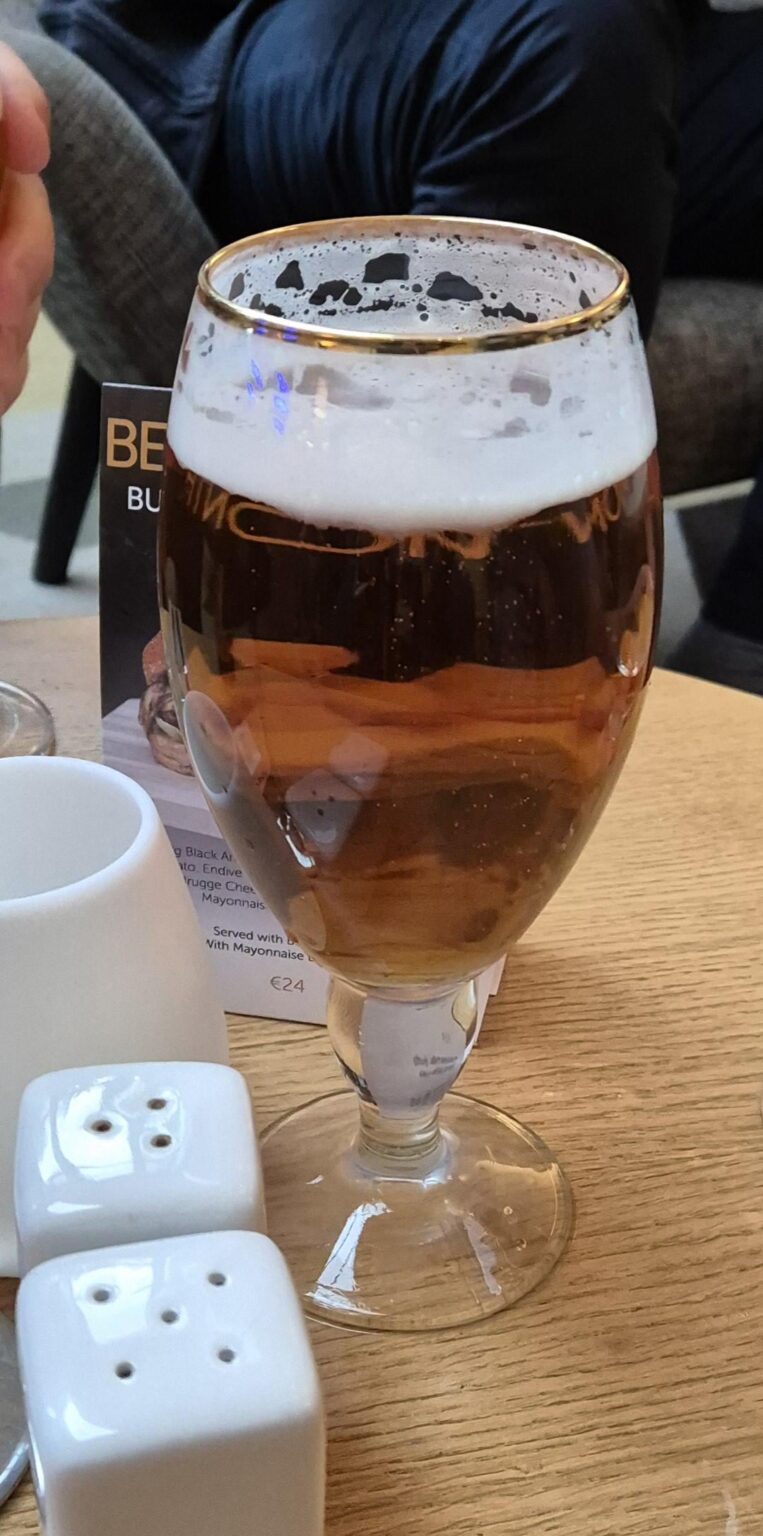 Mir wurde ohne Zustimmung ein Leffe in einem Stella Artois-Glas serviert