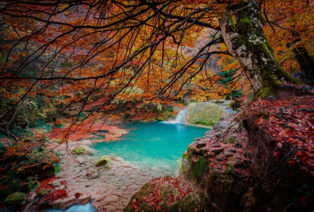 Ein Besuch an der Quelle des Flusses Urederra im Herbst ist eine Mischung aus Farben!