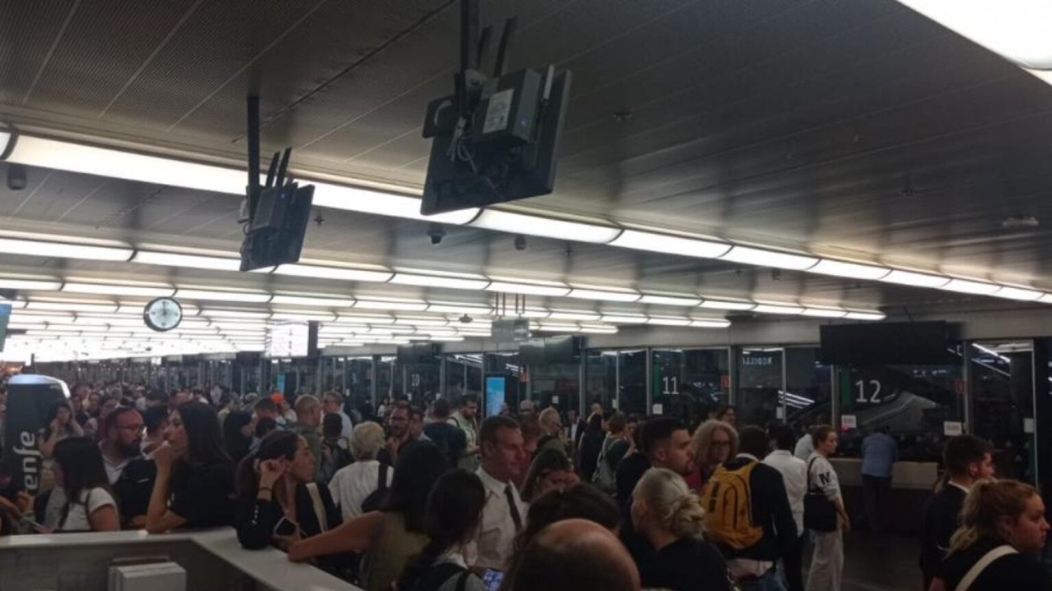 Chaos am Bahnhof Atocha wegen Verspätungen von bis zu drei Stunden in Zügen nach Toledo und Ciudad Real: „Es ist eine Katastrophe“ Chaos am Bahnhof Atocha wegen Verspätungen von bis zu drei Stunden in Zügen nach Toledo und Ciudad Real: „Es ist eine Katastrophe“