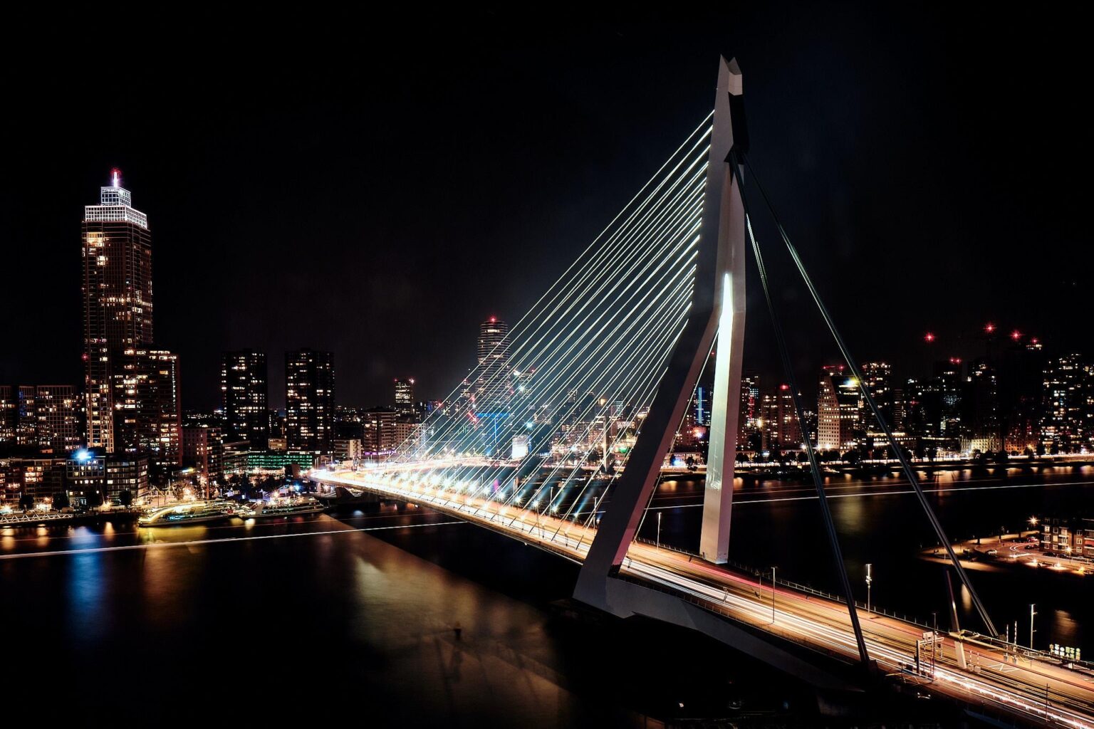 Bild der Erasmusbrücke in Rotterdam bei Nacht