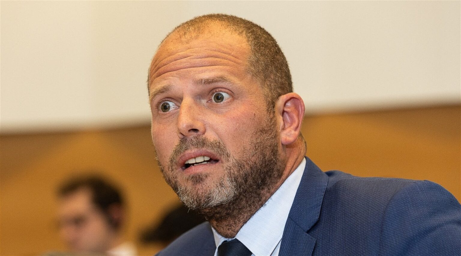 Theo Francken (N-VA) schließt eine Zusammenarbeit mit Vlaams Belang aus ideologischen, aber praktischen Gründen nicht aus