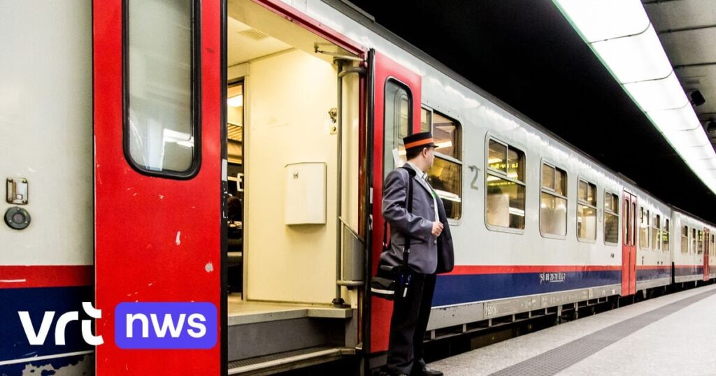 Der Zugbegleiter ruft Reisende über die Gegensprechanlage auf, bei der NMBS eine Beschwerde wegen des überfüllten Zuges Berchem-Puurs einzureichen