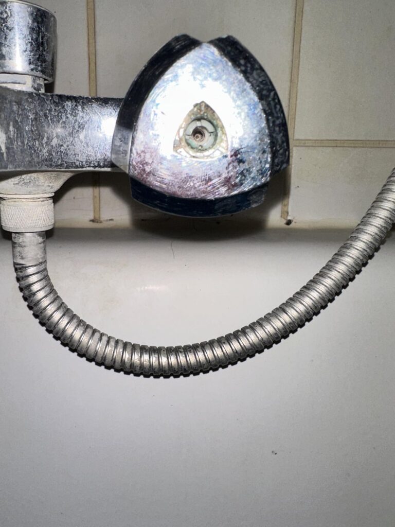 Festsitzende Duscharmatur ohne Schrauben – Ist das ein geheimer Ventiltyp? Festsitzende Duscharmatur ohne Schrauben – Ist das ein geheimer Ventiltyp?