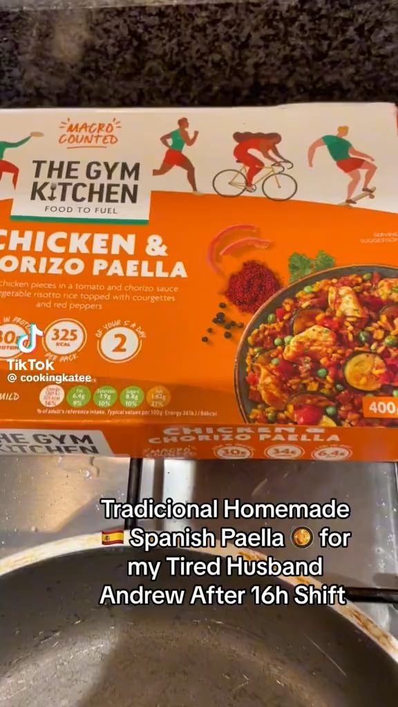 Und lassen Sie die valencianische Paella daneben entfernen