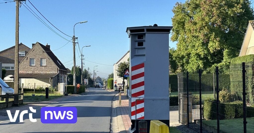 Aufregung um mobilen Superblitzer, der den gesamten Gehweg in Deinze blockiert: „Das ist legal und wir können es nirgendwo anders aufstellen“ Aufregung um mobilen Superblitzer, der den gesamten Gehweg in Deinze blockiert: „Das ist legal und wir können es nirgendwo anders aufstellen“