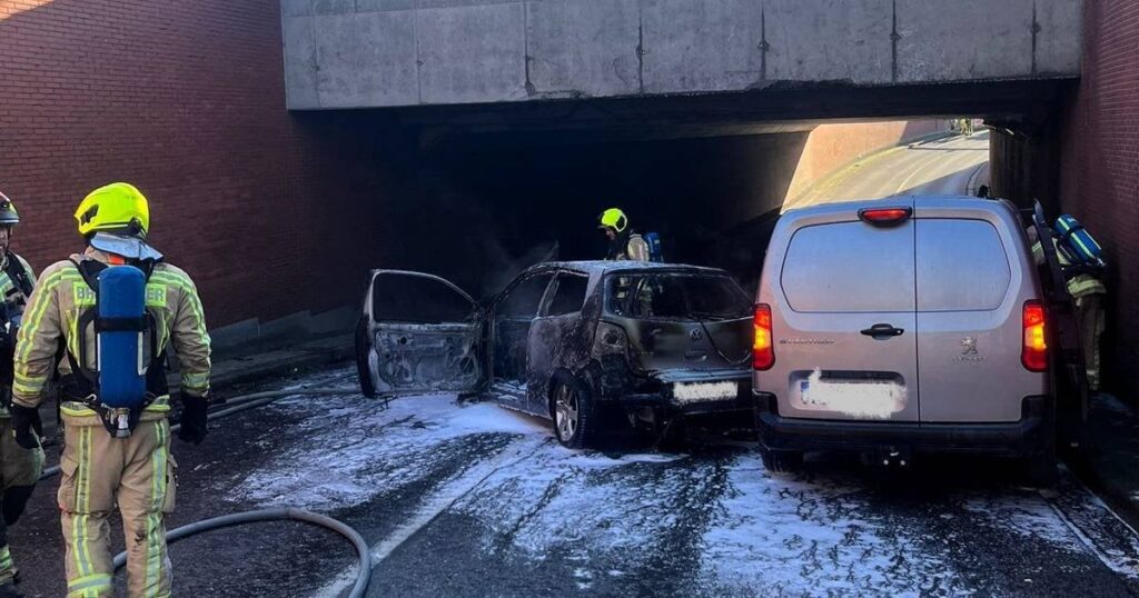 Nach einem Unfall in Sint-Pieters-Leeuw fingen zwei Autos in einem Eisenbahntunnel Feuer: Drei Menschen wurden ins Krankenhaus gebracht