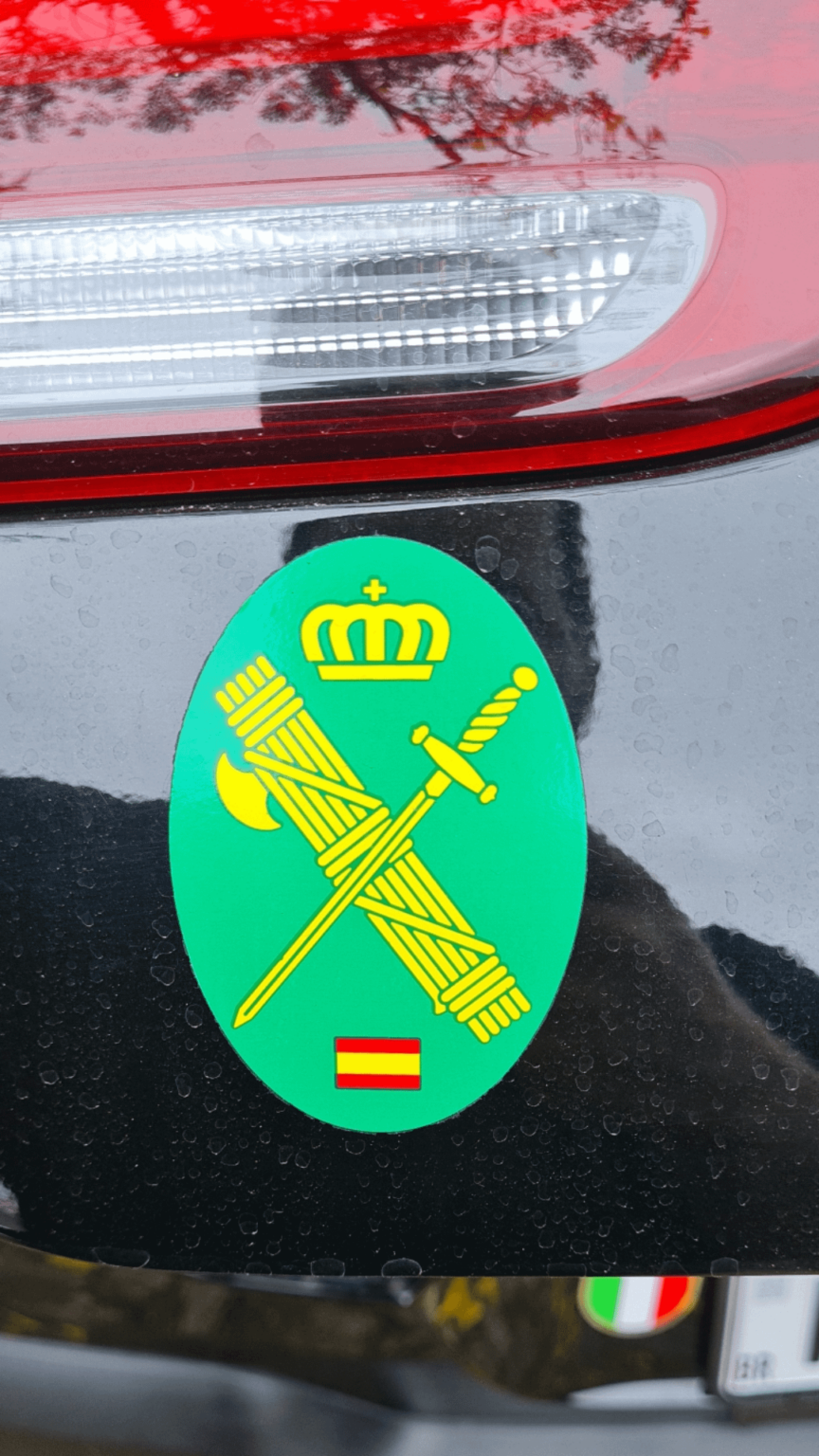 Mein Vater hat diesen Aufkleber auf das Auto geklebt. Mein Vater hat diesen Aufkleber auf das Auto geklebt.