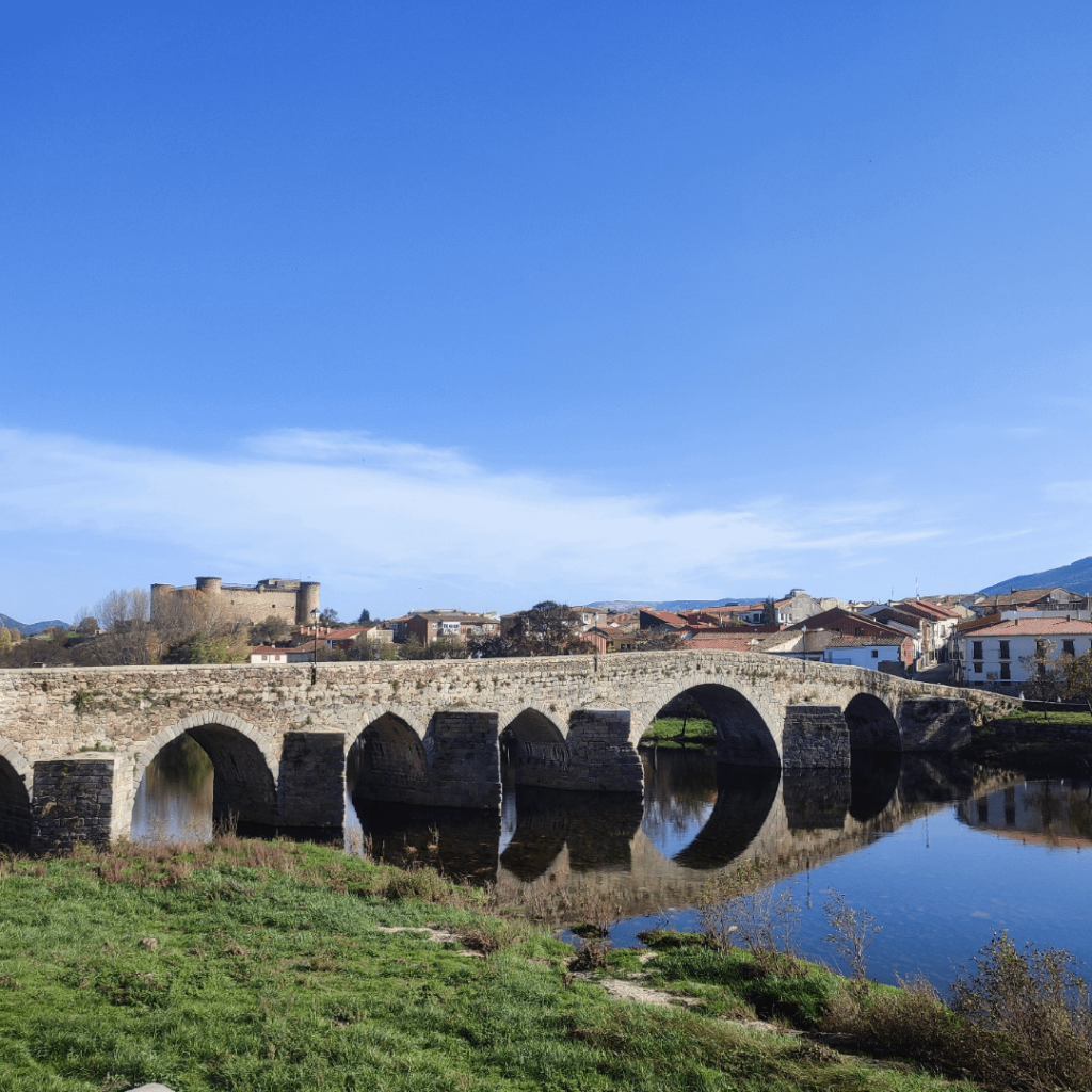 Der Fluss Tormes fließt durch El Barco de Avila, Ávila.