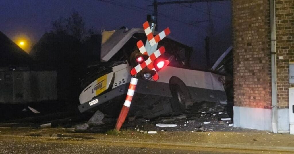 Stehender Lijn-Bus am Bahnübergang in Zedelgem von Zug angefahren (inkl. Video)