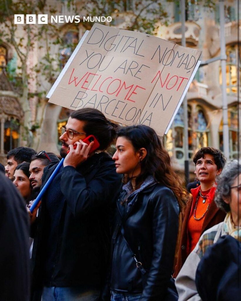 Plakat gegen digitale Nomaden im Protest gegen hohe Mietpreise in Barcelona