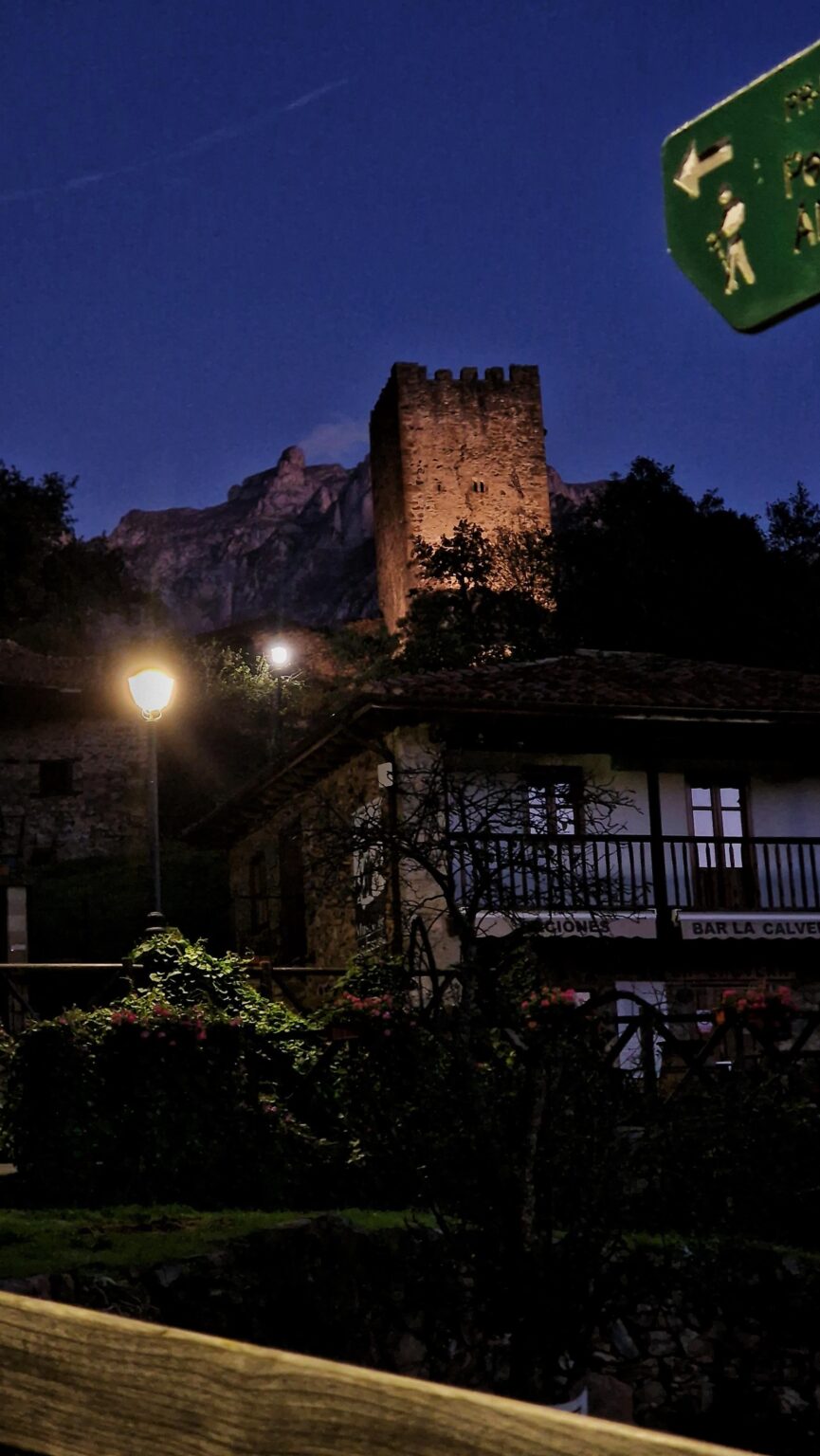 Mittelalterlicher Turm einer der schönsten Städte Spaniens, Mogrovejo in Liébana.