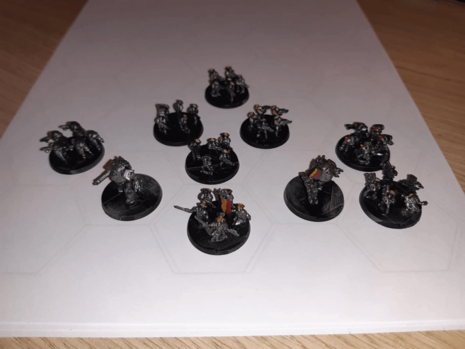 Ich weiß nicht, wie viele der Leute hier Warhammer-Fans sind, aber ich habe kürzlich einige Figuren im 8-Millimeter-Maßstab in einem belgischen Farbschema bemalt! Warhammer ist ein Spiel, bei dem Sie Modellbausätze sammeln, zusammenbauen und bemalen, um sie als Spielfiguren zu verwenden. Stellen Sie sich das so vor, als würden Sie Ihre Schachfiguren individuell anpassen!