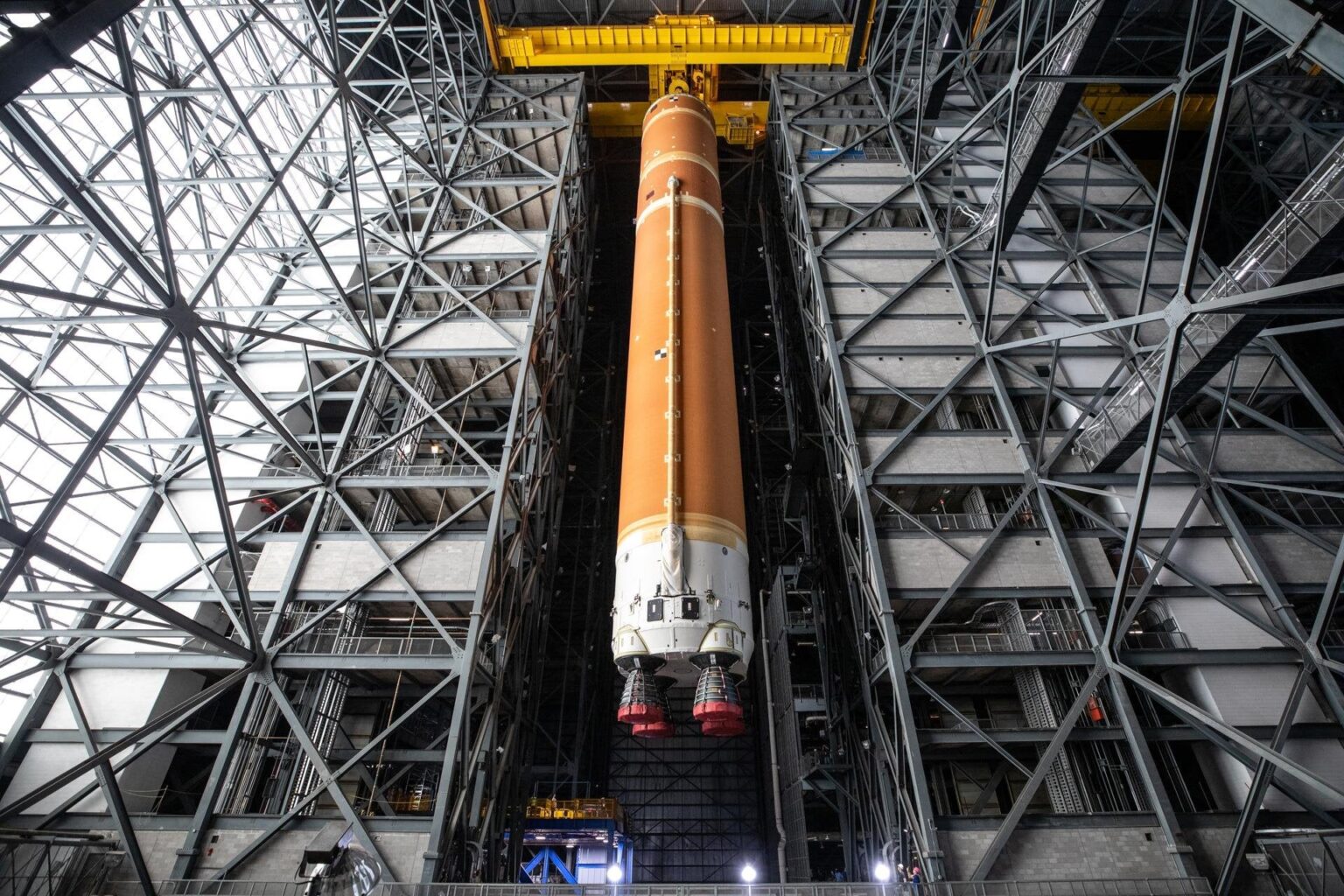 Die vertikale Integration der Artemis-II-Kernstufe beginnt bei NASA Kennedy