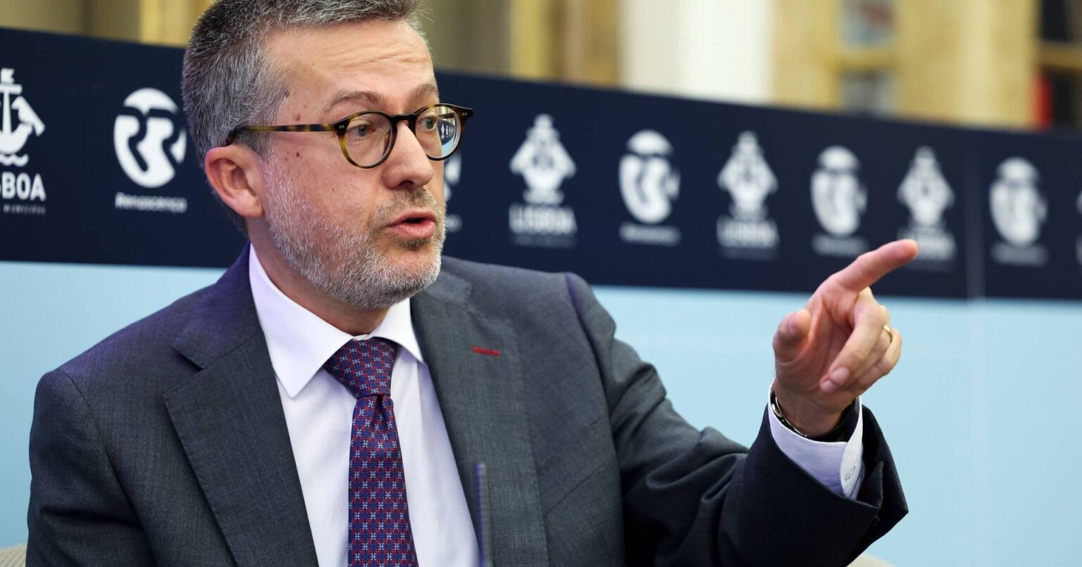 Der Währungsmanager verbirgt seine Meinung, indem er sagt, dass sie legal sei; PS bricht Versammlung aus Protest ab Der Währungsmanager verbirgt seine Meinung, indem er sagt, dass sie legal sei; PS bricht Versammlung aus Protest ab