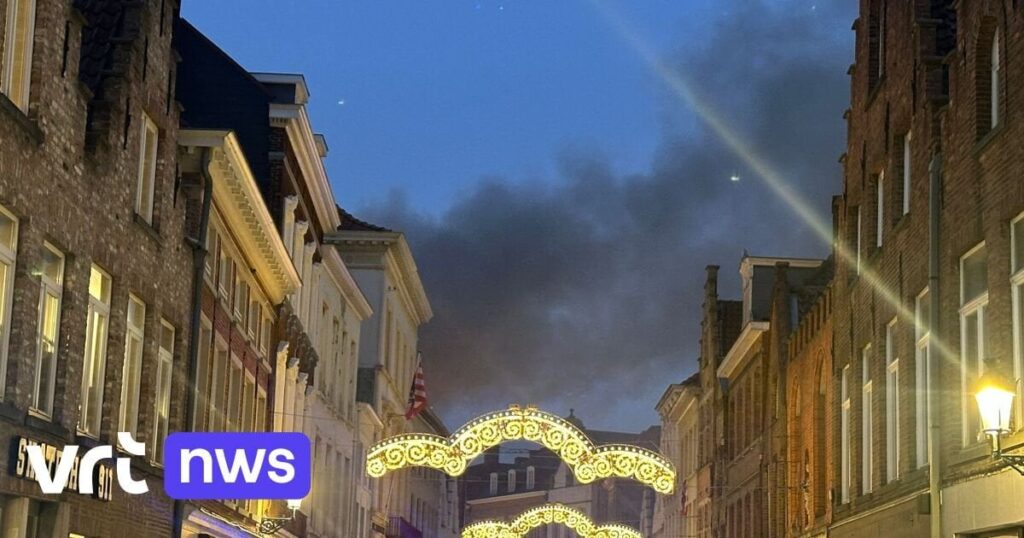 Bei einem Brand im Zentrum von Brügge, in der Nähe der De Warmste Week op 't Zand, stürzte das oberste Stockwerk ein