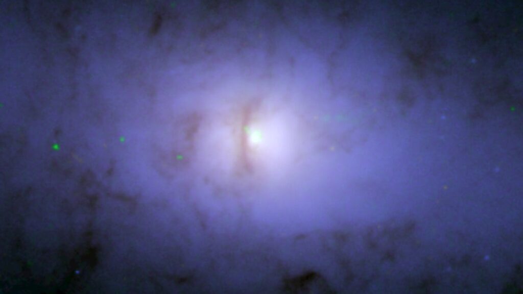 Die Hubble- und Chandra-Teleskope der NASA entdecken ein seltsames „seitliches“ Schwarzes Loch in einem kosmischen Tatort (Bild)