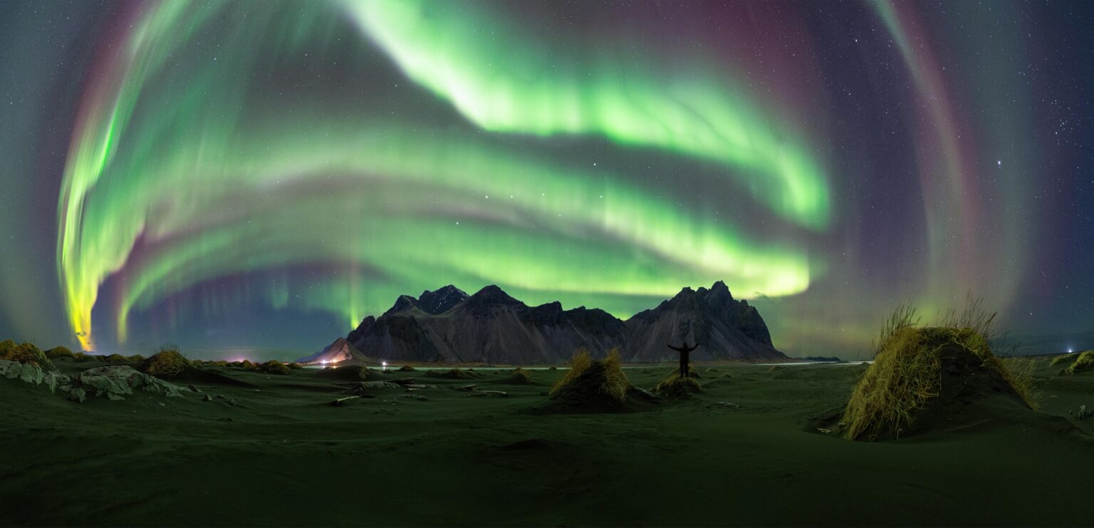 Eine unvergessliche Nacht unter intensiven Polarlichtern am Vestrahorn, Island