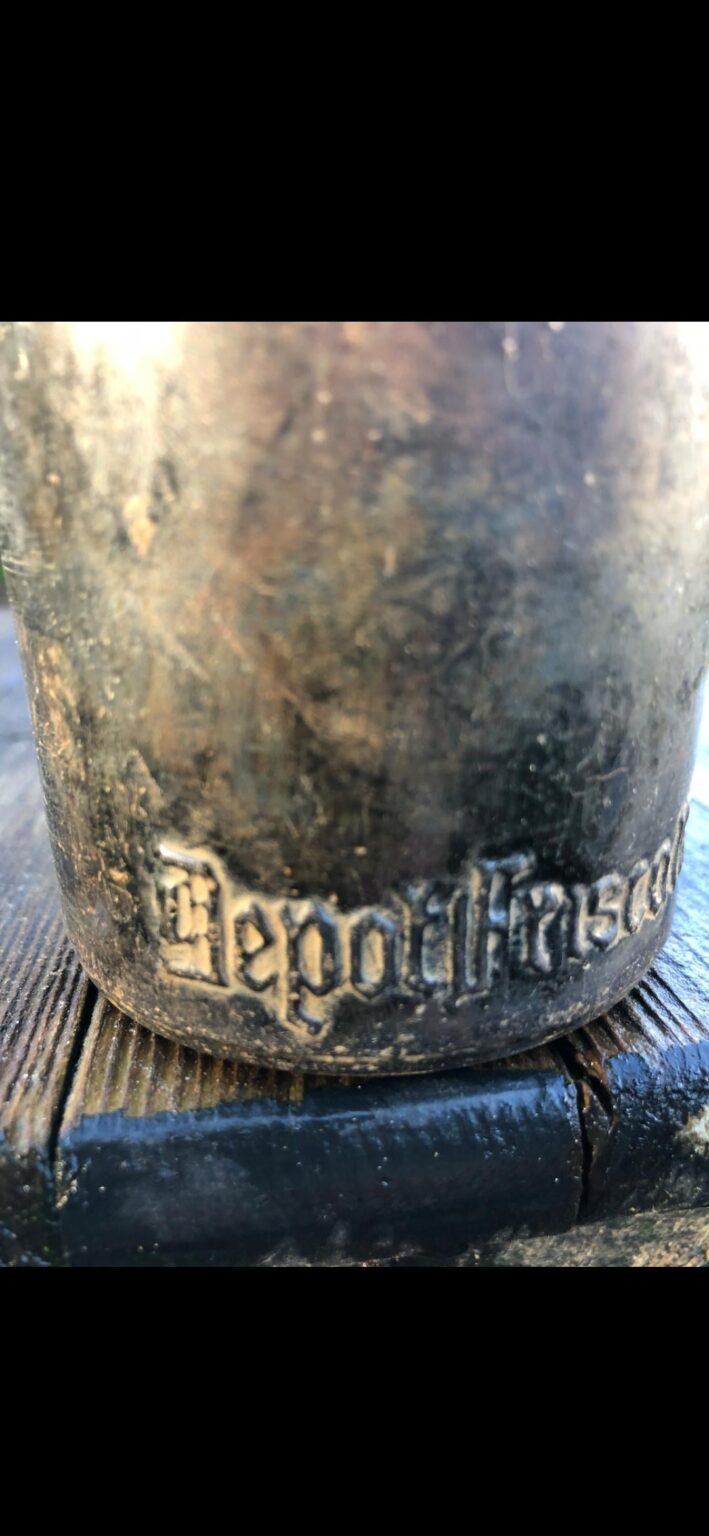 Hallo. Weiß jemand etwas über die Depot Frisca, die auf dieser Bierflasche zu sehen ist?