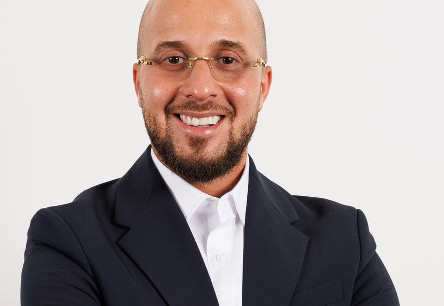 Teammitglied Fouad Ahidar muss die Frage verschieben, da er sie nicht auf Niederländisch stellt