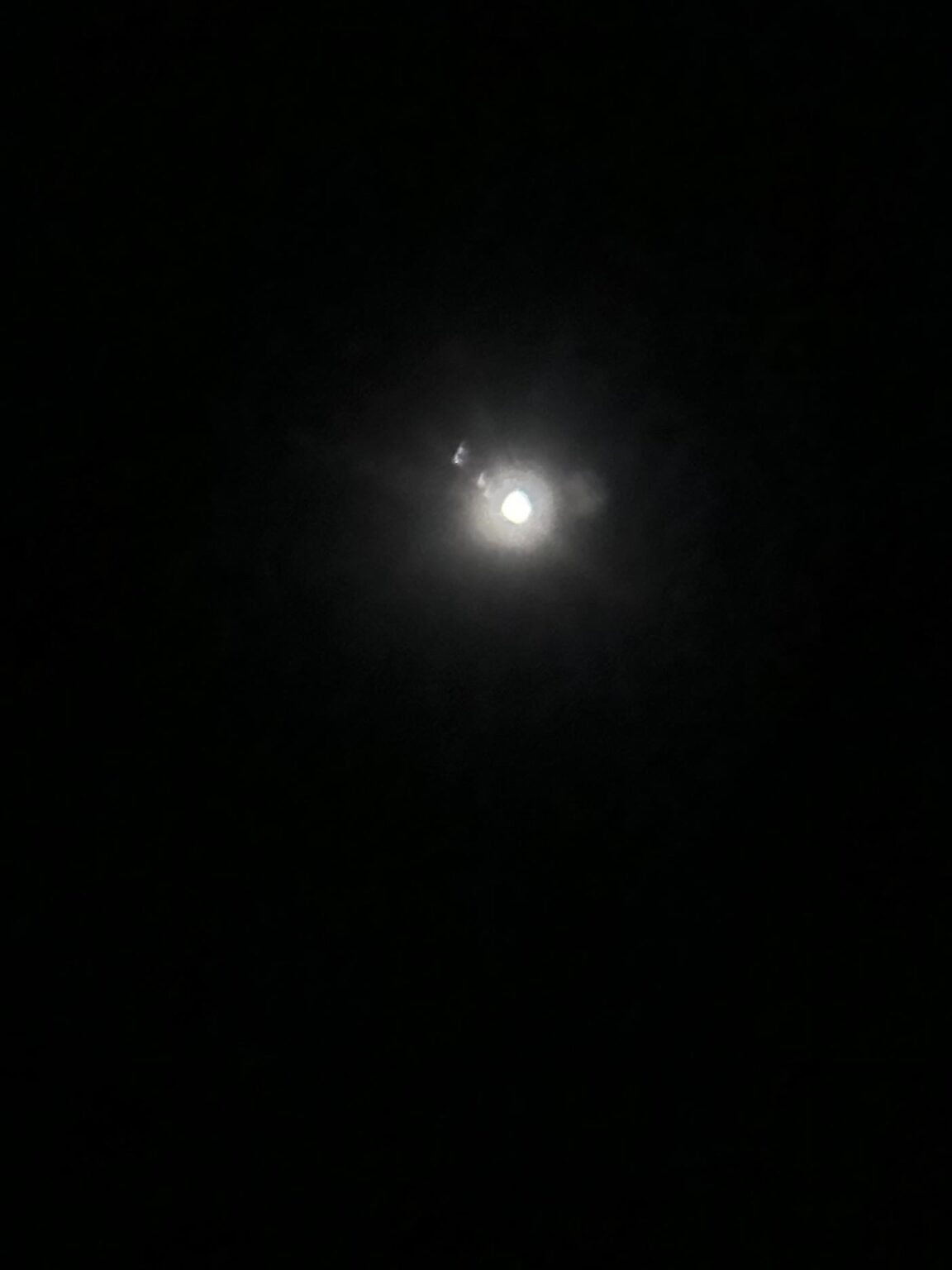 Ich habe zum ersten Mal seit meiner Kindheit mein Teleskop herausgeholt. Habe es geschafft, Jupiter und (glaube ich) seine Monde zu sehen. Ich entschuldige mich für das eklige Foto.