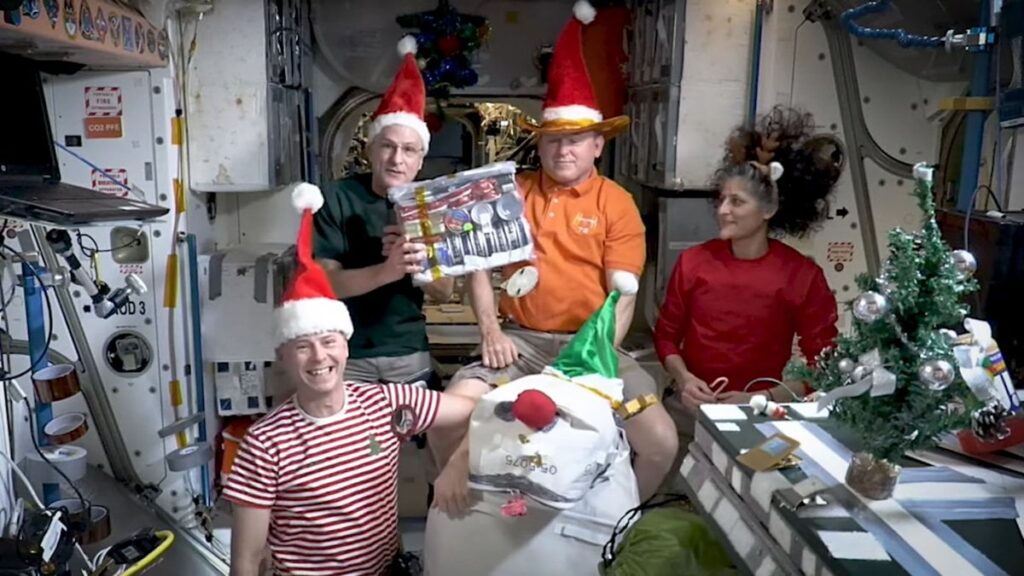 Astronauten auf der ISS strahlen Weihnachtsstimmung auf die Erde (Video)