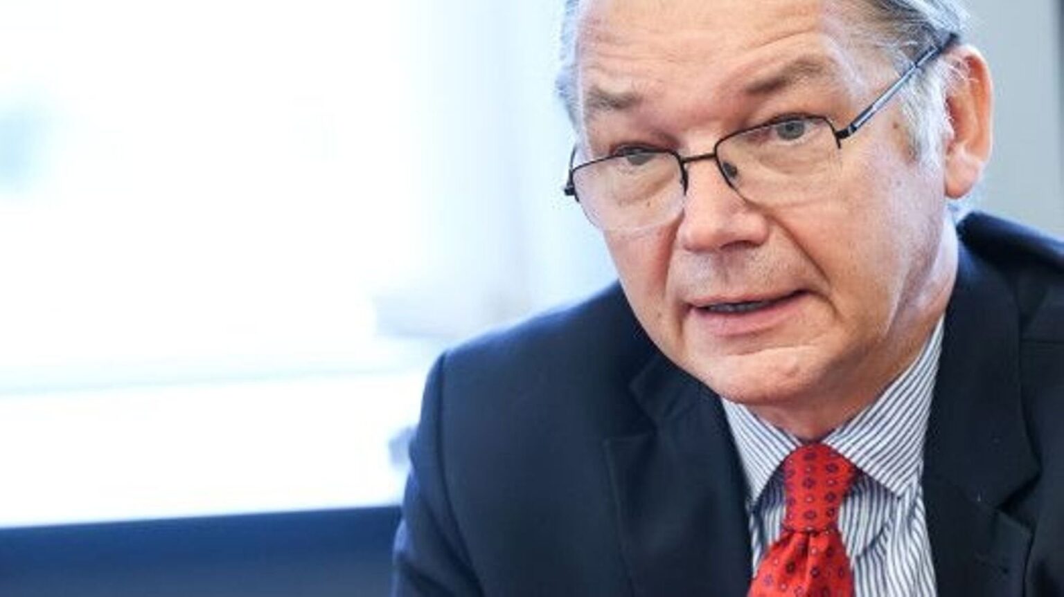„Man muss taub, blind und bewusstlos sein, um sich keine Sorgen zu machen“ über den Zustand der Welt, aber was machen wir mit unserer Sorge? Interview mit Philippe Lamberts