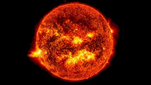 Unsere Sonne könnte einmal einen Zwilling gehabt haben. Was ist mit diesem herausragenden Geschwister passiert?