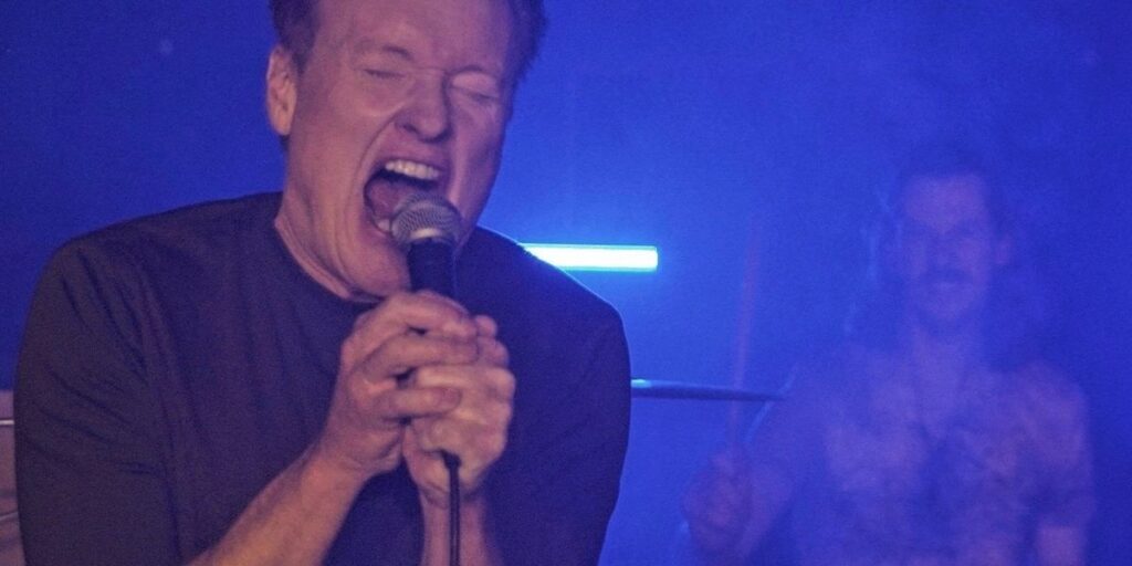 Warum Conan O'Brien mit einer Metal-Band in Vorarlberg auf der Bühne stand