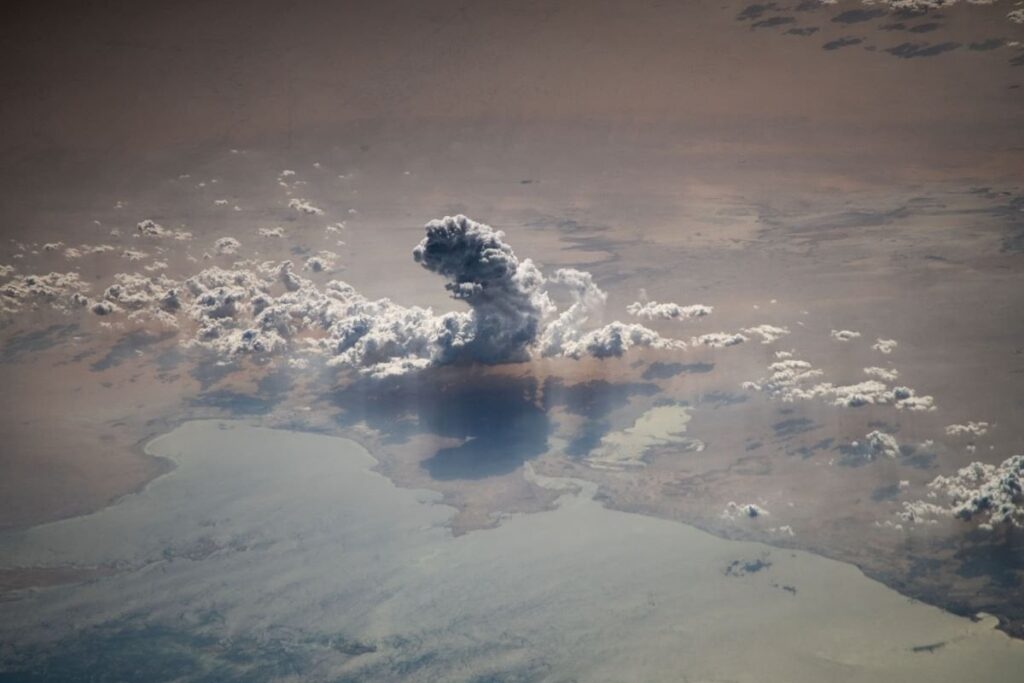 NASA-Bilder enthüllen faszinierenden riesigen Wolkenturm | Das von der Internationalen Raumstation ISS aufgenommene Foto eines Astronauten hat eine vertikale Wolkenformation über der Arabischen Halbinsel eingefangen. NASA-Bilder enthüllen faszinierenden riesigen Wolkenturm | Das von der Internationalen Raumstation ISS aufgenommene Foto eines Astronauten hat eine vertikale Wolkenformation über der Arabischen Halbinsel eingefangen.