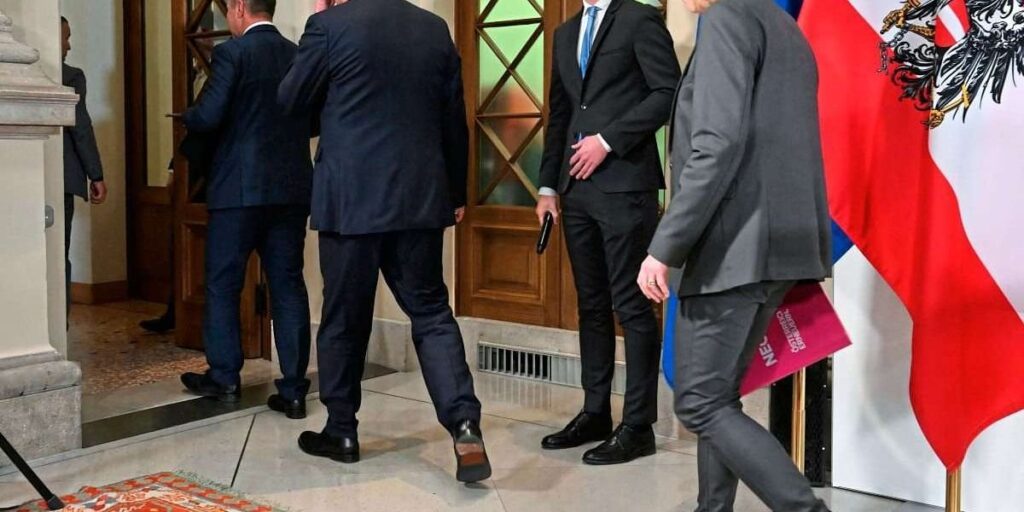 Regierungsverhandlungen stehen auf der Kippe. Entscheidung über weiteres Vorgehen soll bis Freitag fallen - Der Standard