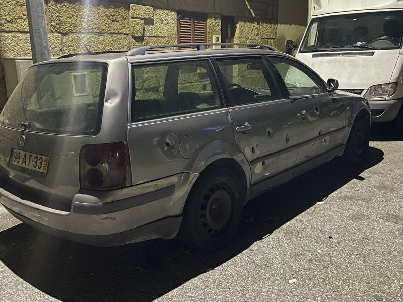 Van traf mit mehreren Schüssen in Valpaços